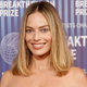 Noseča Margot Robbie pokazala trebušček