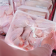 Študija razkriva, da plastična embalaža v vsako živilo izloča mikroplastiko
