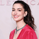 Anne Hathaway očarala v Valentino Haute Couture