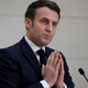 Macron odločno brani svojo sporno izjavo o necepljenih; v EU doslej cepili 80 odstotkov odraslih