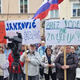 Jankovića pred mestno hišo izžvižgali in mu povedali, da je diktator, on pa nonšalantno – odloča večina!?