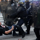 V Franciji med prvomajskimi protesti poškodovanih več kot 60 protestnikov in 400 policistov