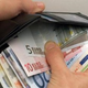 Javnim uslužbencem izplačan regres v višini minimalne plače, ta znaša nekaj čez 1.200 evrov