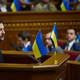 Tokrat hladni tuš za Zelenskega sredi ‘rade’: Ukrajinski parlament zavrnil resolucijo o legitimnosti Zelenskega kot predsednika