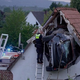 (Bizarna nesreča se je končala brez žrtev) Voznik v Nemčiji zapeljal s ceste, trčil v parkirano vozilo, nato zbil otroka na trampolinu in pristal v strehi hleva
