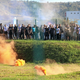 Ribe na tribunah, kamni in steklenice v avtobus