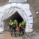 Reševalcev ne ustavi niti utesnjen prostor, poln dima (FOTO)