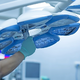 V UKC Ljubljana med prelomno operacijo čeljusti bolnici pomagali s 3D-tehnologijo natisnjenimi vsadki