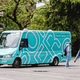 Mini avtobus v turkizni preobleki vozi po krožni čezmejni liniji Nova Gorica-Gorica