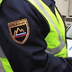 Trčil v obcestno brežino in se prevrnil na streho
