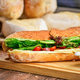 (RECEPT) Njegovo veličanstvo sendvič. Sta tudi pleskavica in giros sendvič?