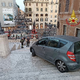 81-letnik z avtomobilom zapeljal po Španskih stopnicah