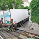 Tovornjak se je zagozdil med prečkanjem tramvajskih tračnic