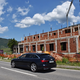 Ob raju za letenje raste tudi hotel