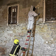 Koprski gasilci s strupom nad orientalske sršene v mestnem jedru