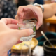 Sredi dneva s skoraj tremi promili alkohola "pod kapo" obstala z avtomobilom na cesti