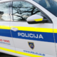 Zavrtel se je okoli svoje osi in pristal na boku v jarku
