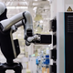 Kitajski robot Walker S2 zamenja baterijo kar sam!