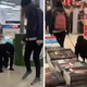 SE RAZŠIRJA NOV BIZAREN TREND? Dekle na povodcu sprehajalo moškega tudi v naši bližini (FOTO)