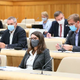 Na odboru DZ poslanka SDS branila Kustečevo in kazala fotografije Šarca in Fajonove brez mask na protestih