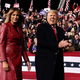 Trump z Melanio na prvem shodu s podporniki: Zmagujemo na teh volitvah!