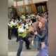 Policisti poškodovani v spopadih z nasilnimi anticepilci (VIDEO)