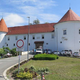 Napad v zavodu Hrastovec, stanovalec in zaposleni poškodovana