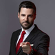 Mirko Mayer se je pred volitvami udinjal Janši in zlorabljal Planet TV z namišljenimi aferami o Golobu, zdaj pa se spet obrača po vetru