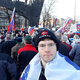 Provokacija: častilec terorista Breivika Klemen Traven z norveško kapo na shodu upokojencev