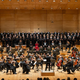 Koncert filharmonikov in dirigent s pospeški pri mahanju