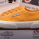 Le ena je Superga z veliko začetnico, le eden je model 2750