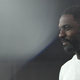 Po okužbi Idris Elba na "bondovsko" misijo - reševanje hrane