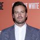 Armie Hammer po škandalu na zdravljenje odvisnosti od seksa in mamil