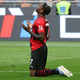Leao po veliki napaki vratarja Terracina obdržal Milan na vrhu