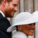 Ob odsotnosti kraljice na zahvalnem obredu v ospredju Harry in Meghan, pa tudi omledlela vojaka