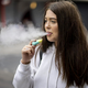Francija namerava prepovedati elektronske cigarete za enkratno uporabo