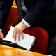 Bi morali državnim odvetnikom ponovno zagotoviti status funkcionarja?