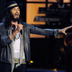 Russell Brand se je razgalil pred žensko na BBC-ju, nato pa se temu smejal v šovu
