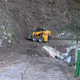 Skalni podor odnesel del ceste do vasice Čadrg