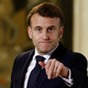 Bo Macron, potisnjen ob zid, povlekel veliko potezo?