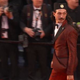 Ezra Miller po skoraj dveh letih spet na rdeči preprogi, nosil naj bi četniško čepico