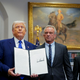 Trump z izvršnim ukazom nad visoke cene zdravil ZDA