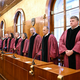 Ustavno sodišče: Zakon zmanjšanje "škodljivih posegov politike" skladen z ustavno