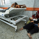 Nov izraelski napad na palestinske iskalce pomoči. GHF krivi Hamas za smrt petih humanitarcev.