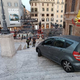 80-letni voznik zapeljal na Španske stopnice in obtičal