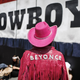 Beyonce s turnejo Cowboy Carter postavila nove mejnike v kantriglasbi