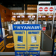 Ryanair bi osebju plačeval dodatek za "lov" na potnike s pretežko prtljago