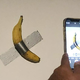 Lačni umetnosti: slavna Cattelanova banana (znova) snedena s stene muzeja