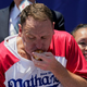 Kraljeva vrnitev: Joey Chestnut po enoletni prepovedi znova zmazal največ hotdogov
