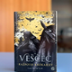 Novi del sage o Veščecu izide septembra, en slovenski bralec dobi unikatno naslovnico